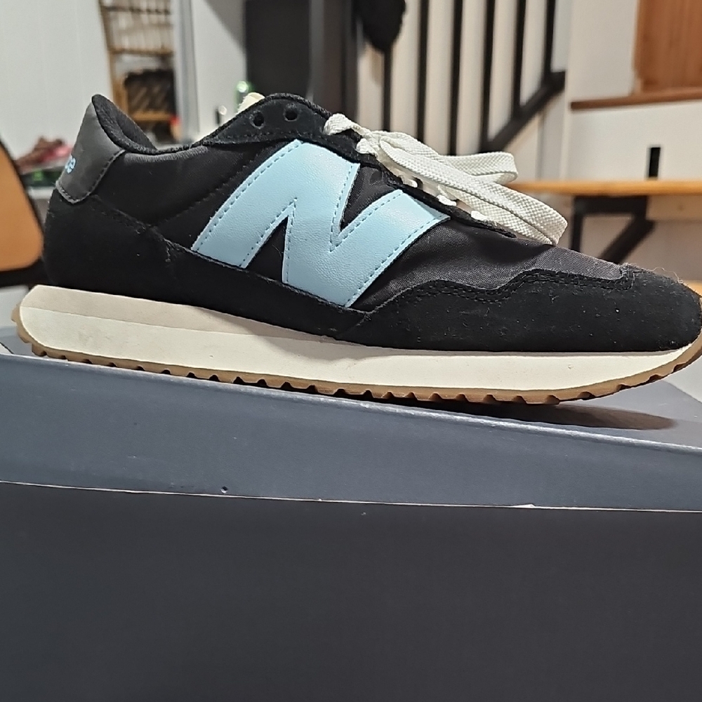 New Balance Women's Black and Blue Sneakers (No Box)